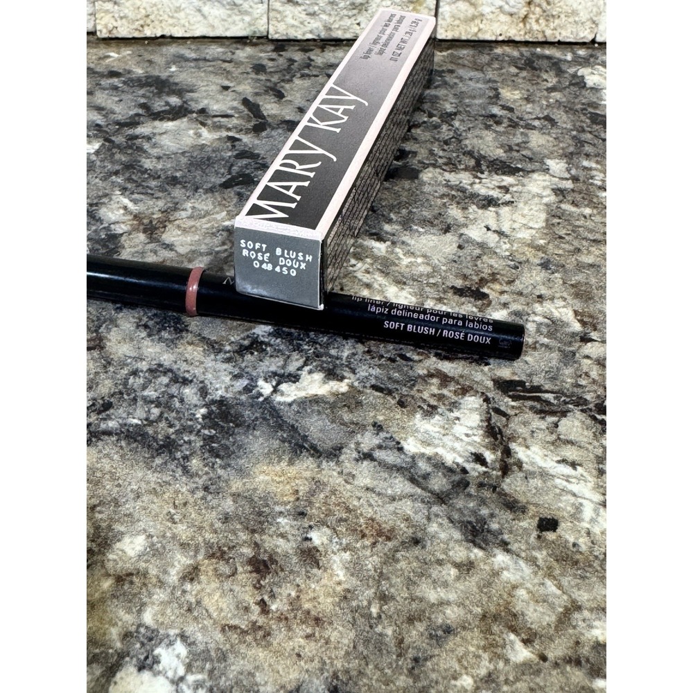 New In Box Mary Kay Twist Up Lip Liner Soft Blush #048450 Full Size NOS